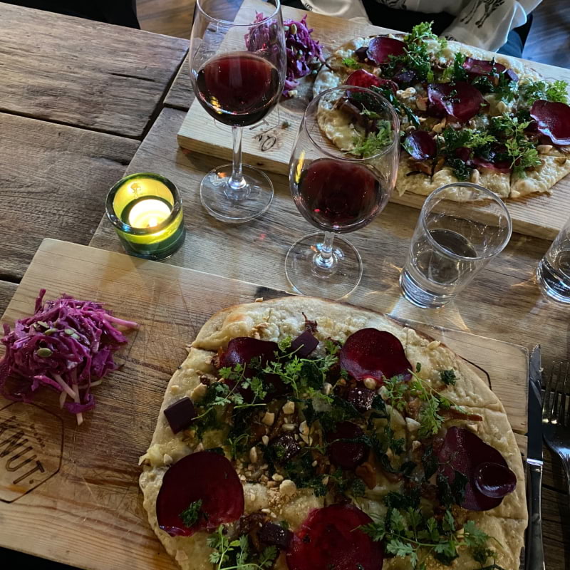 Tunnbrödspizza med Västerbottenost, smörstekta kantareller, bakade betor, persilja och mandel  – Bild från Knut Upplandsgatan av Lisa S. (2020-09-20)