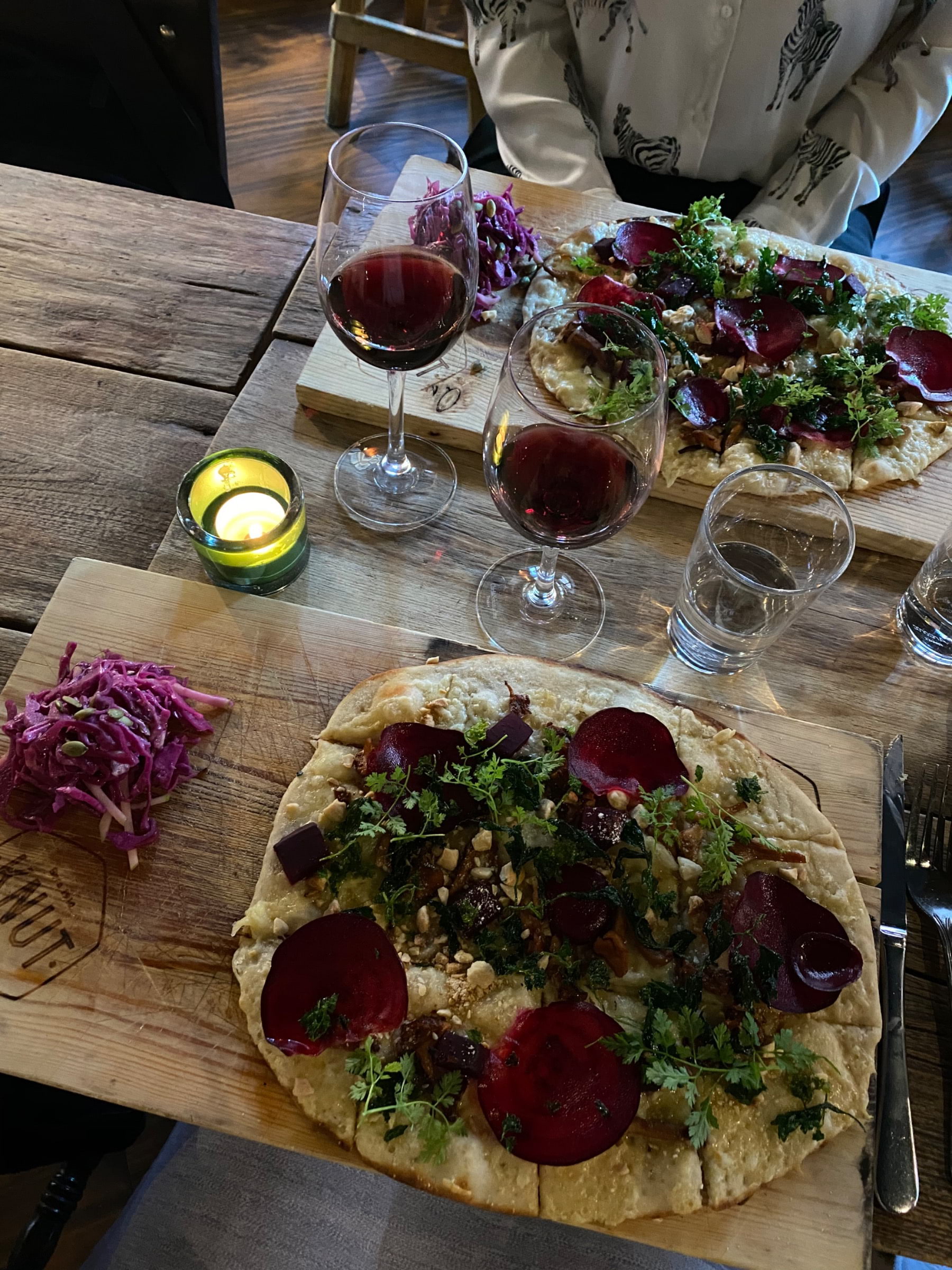 Tunnbrödspizza med Västerbottenost, smörstekta kantareller, bakade betor, persilja och mandel  – Photo from Knut Upplandsgatan by Lisa S. (20/09/2020)