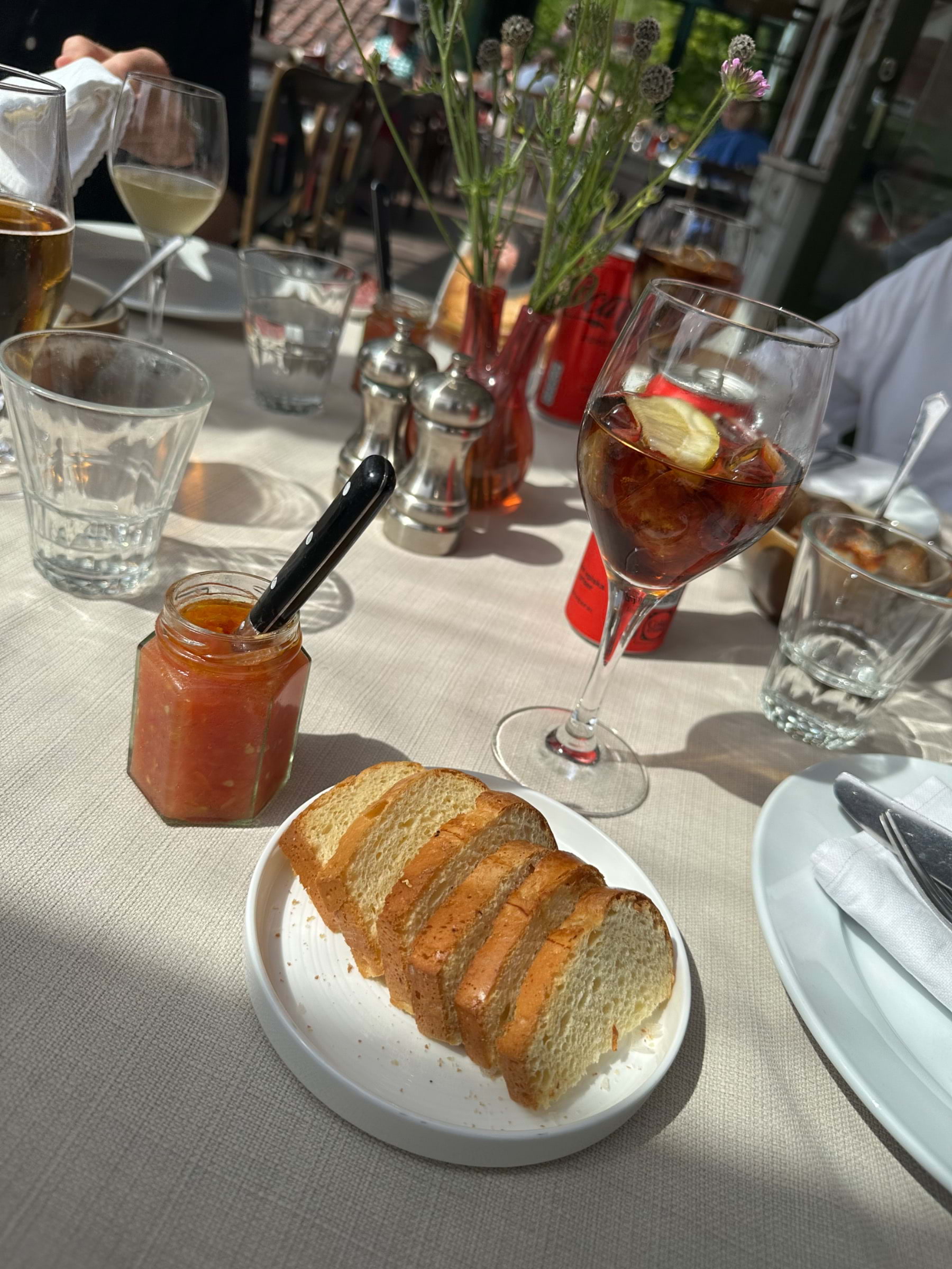 Bröd med tomat – Bild från Restaurang Brus av Fredrik J. (2023-06-24)