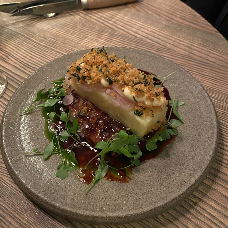 Kalventrecote med potatisgratäng, rödvinssås och friterad persilja  – Bild från Restaurang Hantverket av Sofie L.