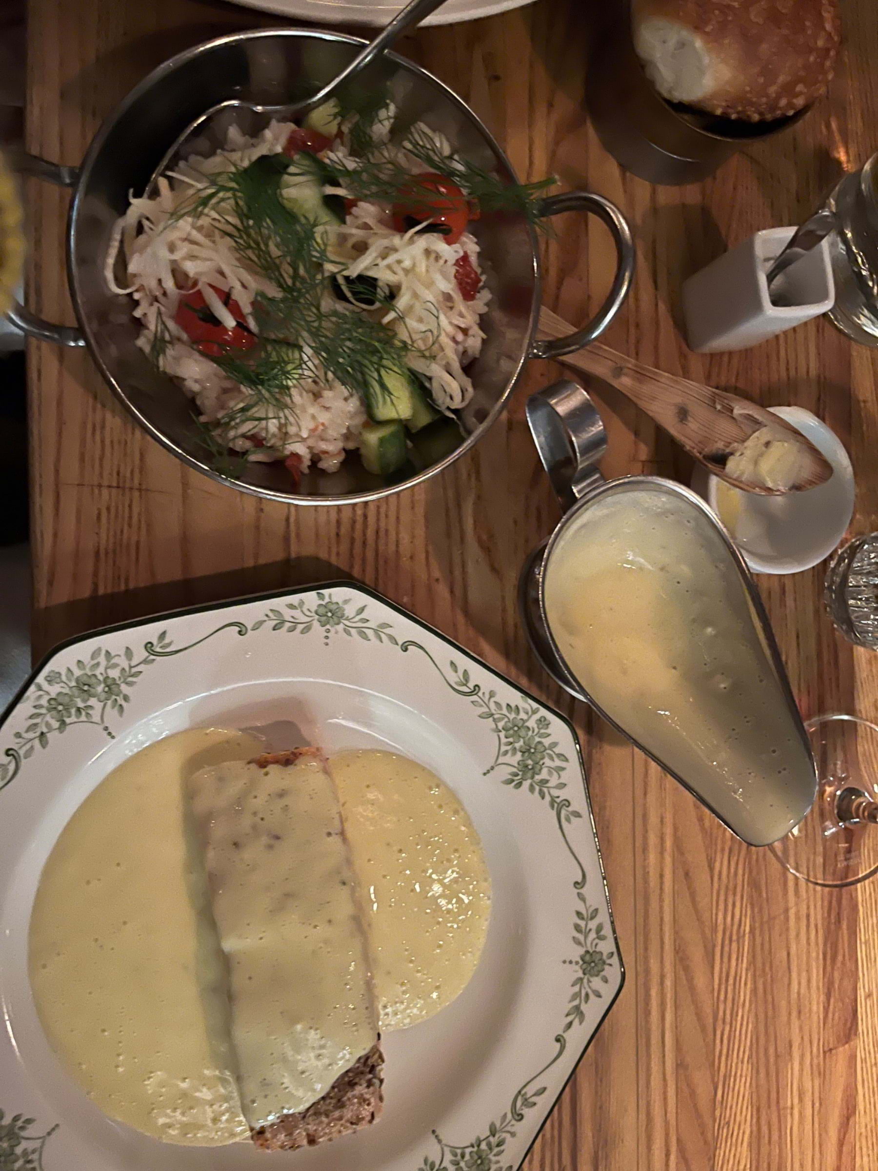 Kryddbakad lax med ris, tomat, ankfett och massor av smarrig beurre blanc  – Bild från Rolfs Kök av Sofie L.