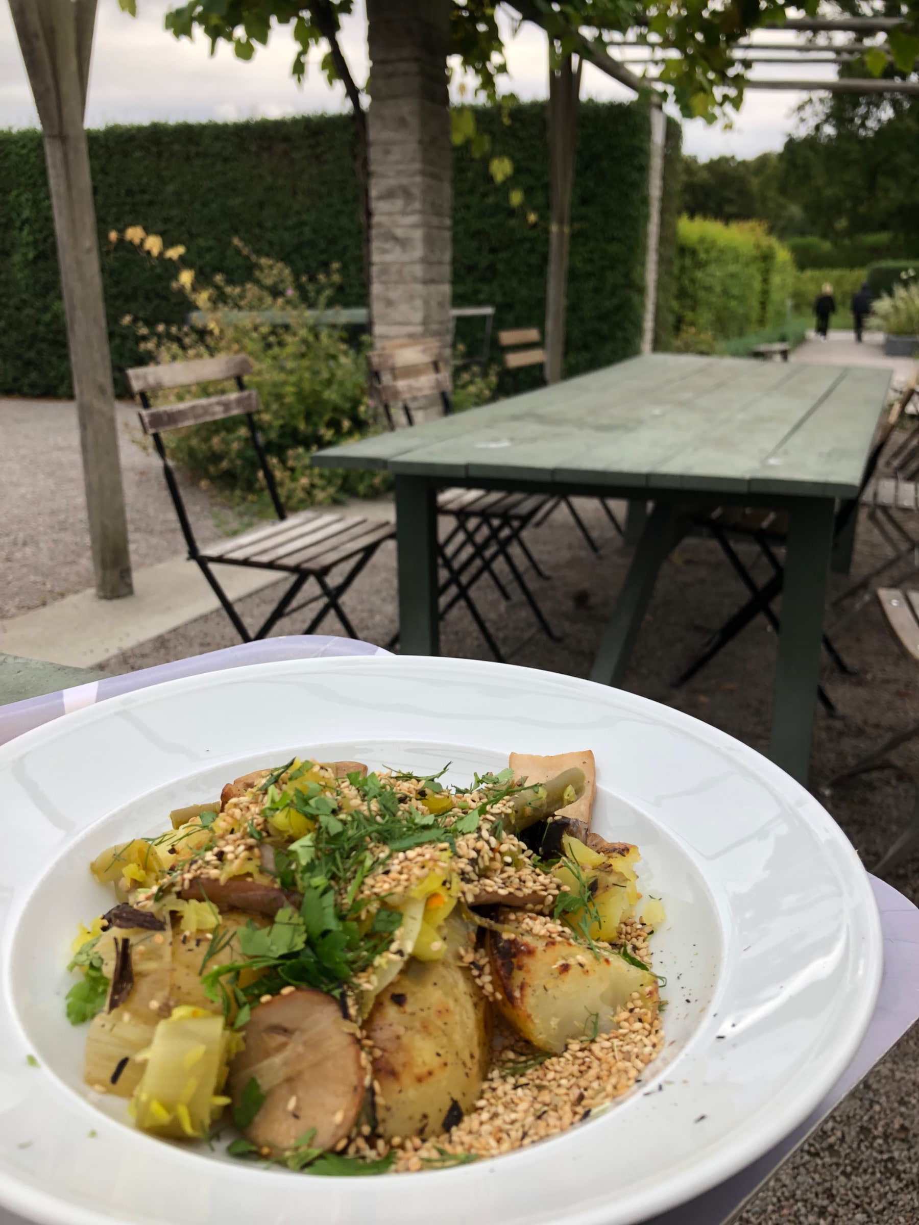 Stekt svamp m. rostade potatis och fermenterade egen odlade grönsaker till! – Bild från Rosendals Trädgård av Anna L. (2022-09-03)