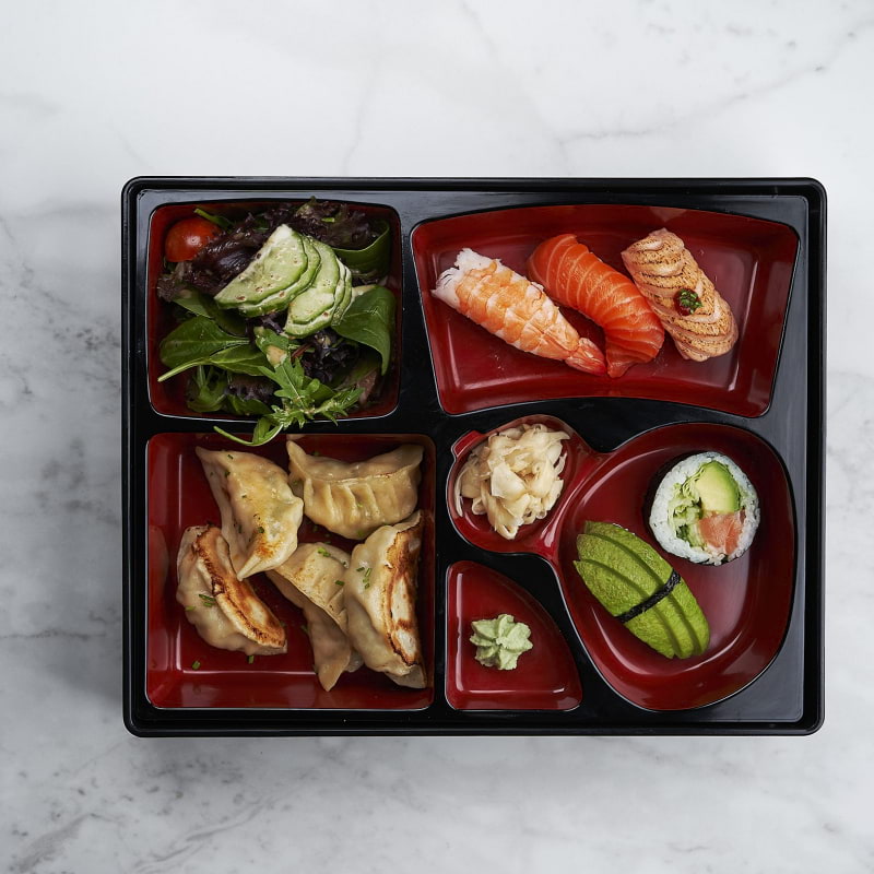 Handgjorda dumplings och valfria sushi – Bild från Saya Sushi Hötorget av Saya S. (2020-03-04)