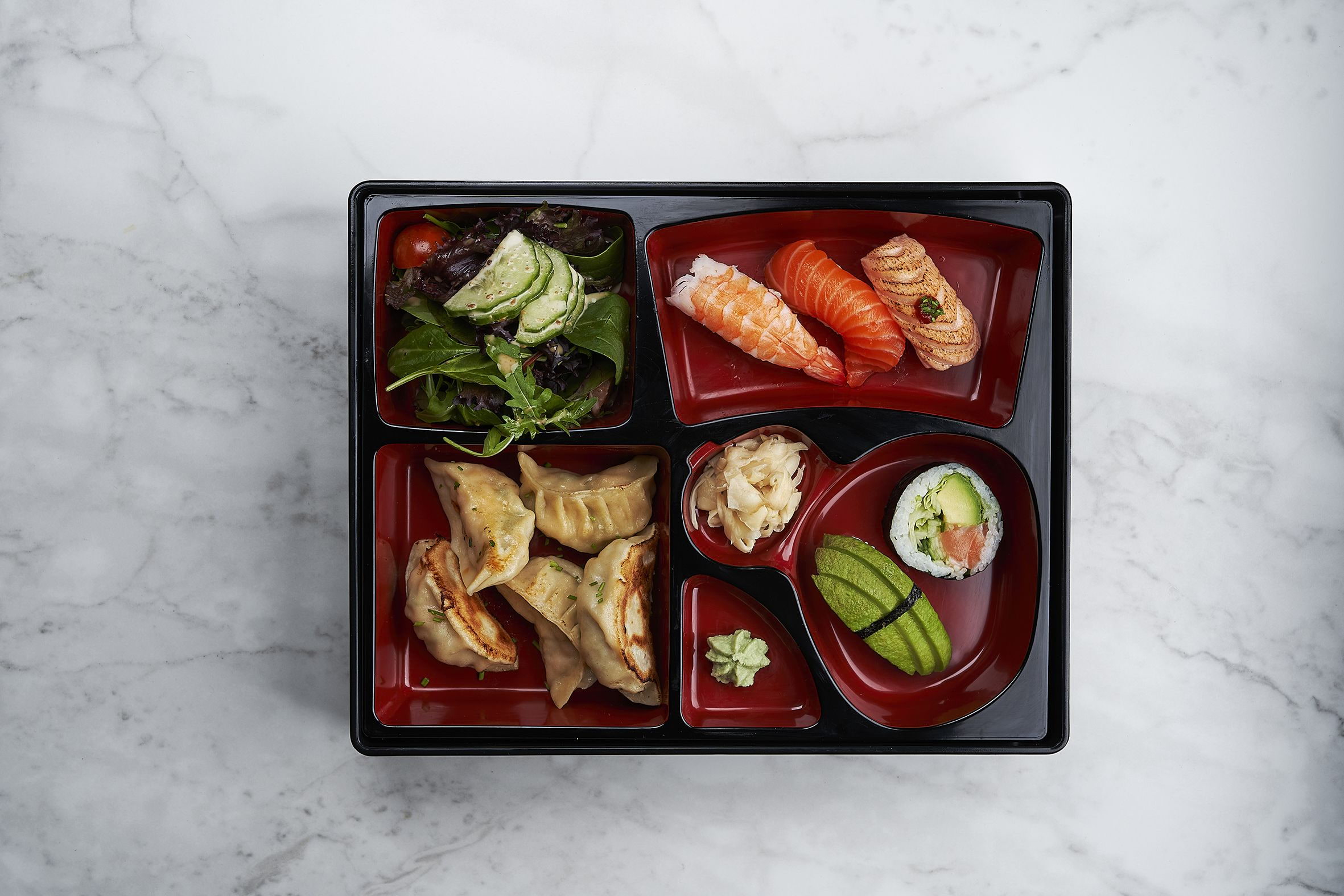 Handgjorda dumplings och valfria sushi – Bild från Saya Sushi Hötorget av Saya S. (2020-03-04)