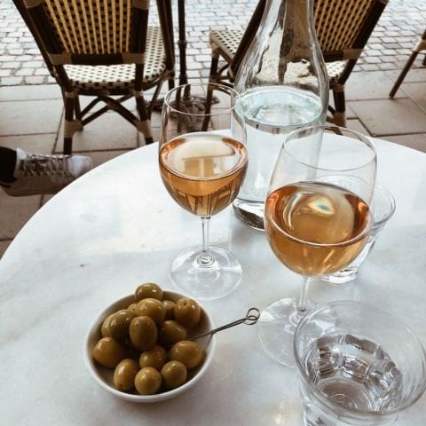 Vin och oliver – Bild från Schmaltz Bar & Delicatessen av Linn W. (2019-07-18)