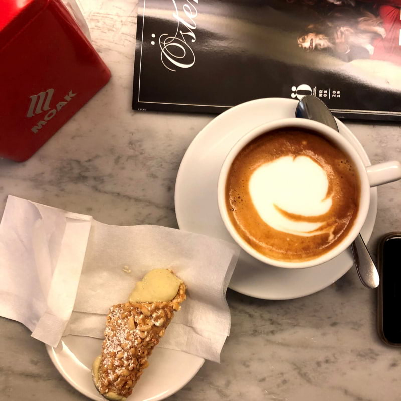 Cappuccino med klassiskt Italienskt kondis bit  – Bild från Sempre Espresso Bar av Madiha S. (2020-05-27)