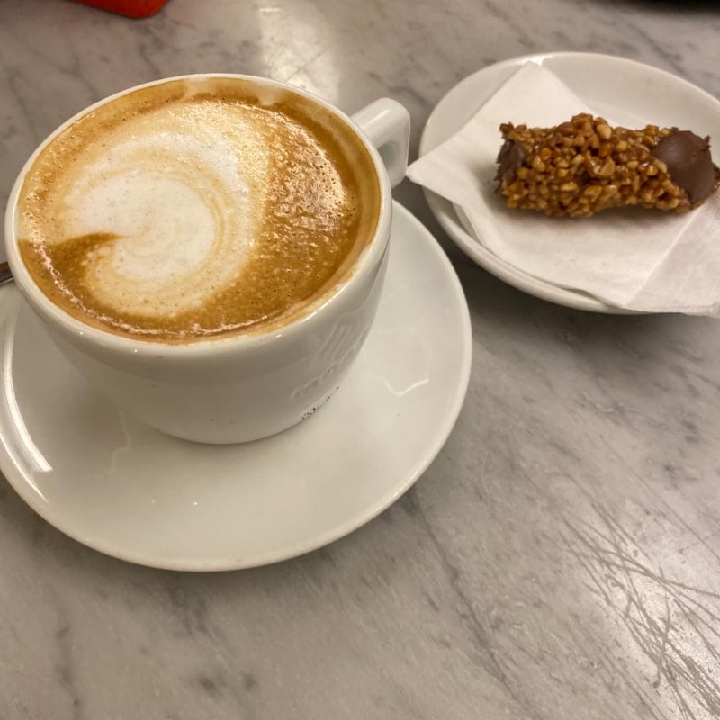 Cappuccino med choklad cannoli – Bild från Sempre Espresso Bar av Madiha S.
