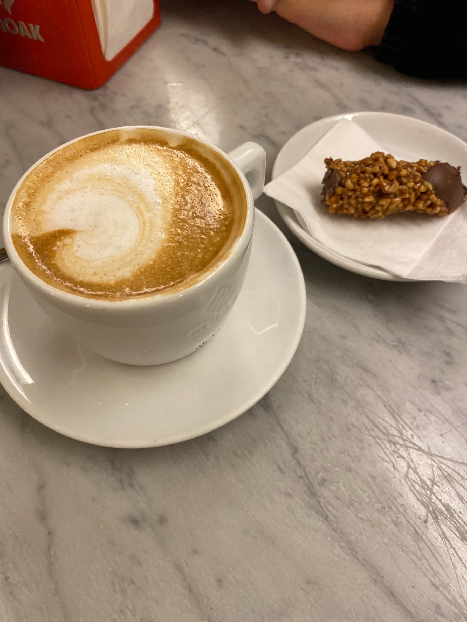 Cappuccino med choklad cannoli – Photo from Sempre Espresso Bar by Madiha S. (02/10/2021)