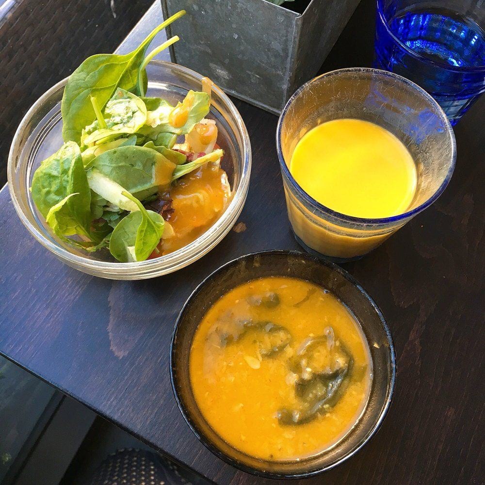 mango, lassi, soppa o sallad ingår i lunchen – Bild från Shanti Soft Corner av Katarina D. (2018-10-26)