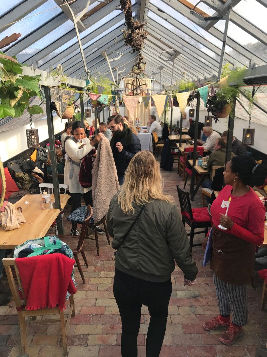 Inne i växthuset – Bild från Slottsträdgårdens Café av Jessica K. (2019-10-16)