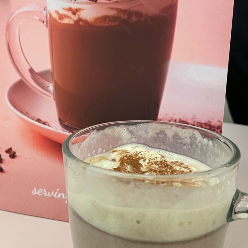 At the back is the image on the menu, in front is what I was served . So unsatisfying!!  – Photo from Snowflake Gelato South Kensington by Nus S. (01/12/2022)