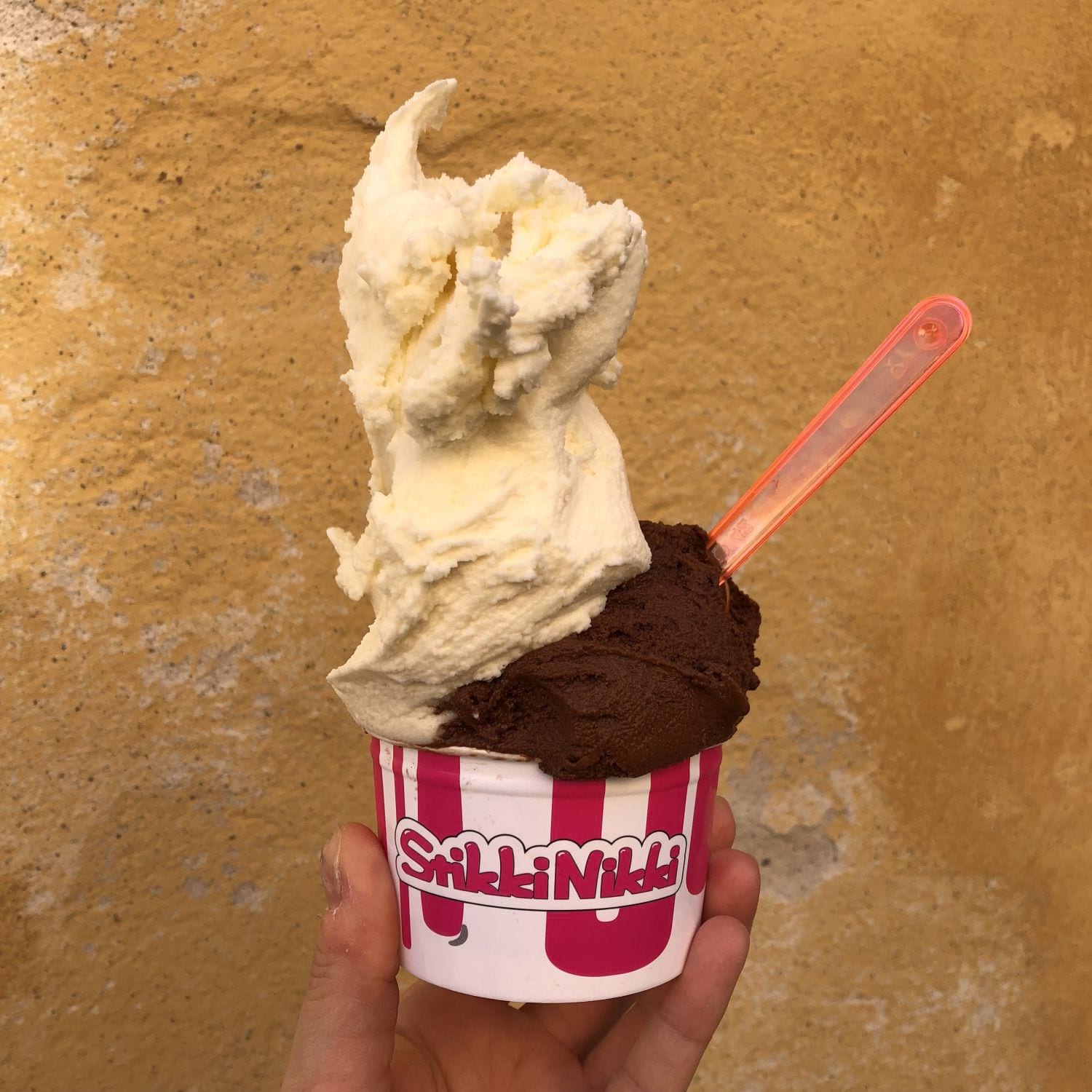 Choklad + grekisk yoghurt – Bild från StikkiNikki Götgatan av Sophie E. (2019-02-05)
