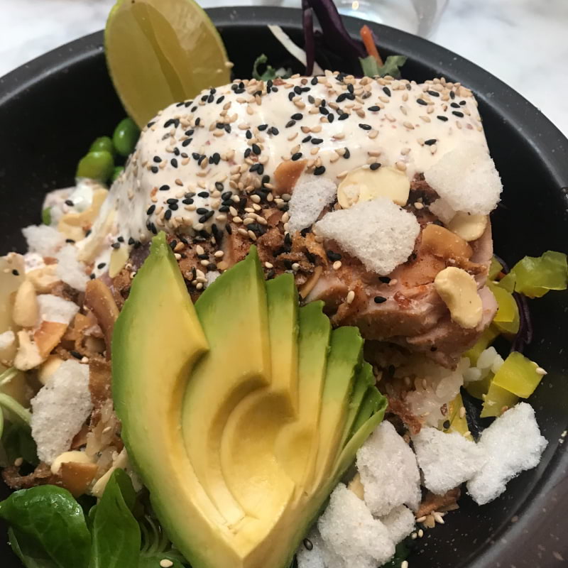 Lunchbowl med lätthalstrad tonfisk, serranomajo och klassiska tillbehör – Bild från Sturebaren by Poké Burger av Sara O.