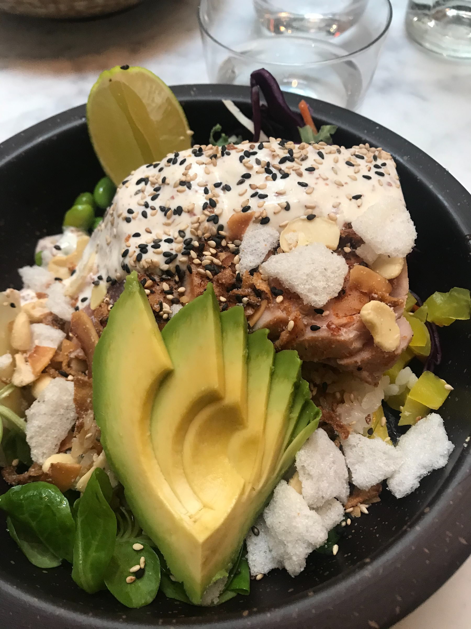 Lunchbowl med lätthalstrad tonfisk, serranomajo och klassiska tillbehör – Photo from Sturebaren by Poké Burger by Sara O. (16/09/2020)