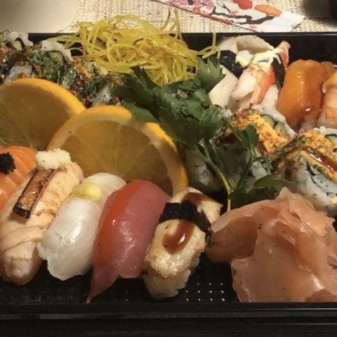 20 blandade bitar maki och nigiri – Bild från Sushi Kultur av Marcus C.