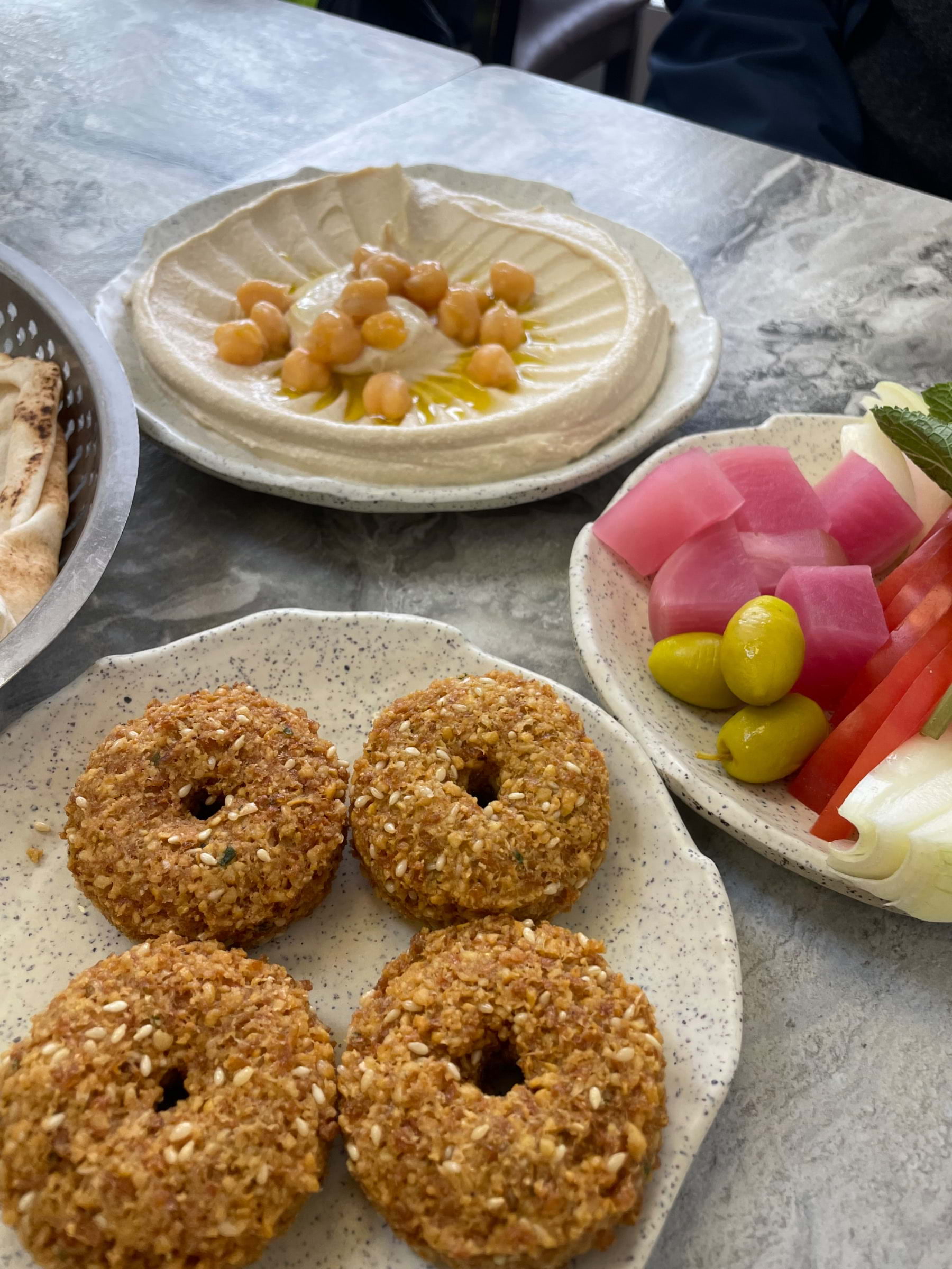 Hummus med falafel – Bild från Amo Restaurang Rågsved av Lisa M. (2024-04-20)