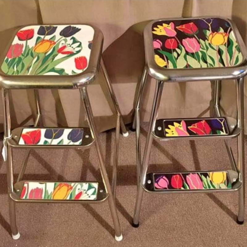 Objekt i butiken Lindqvist pallar Svenskt Tenn Josef Frank tulip! – Photo from Antikt & Design Stockholm by Peter E. (25/08/2024)