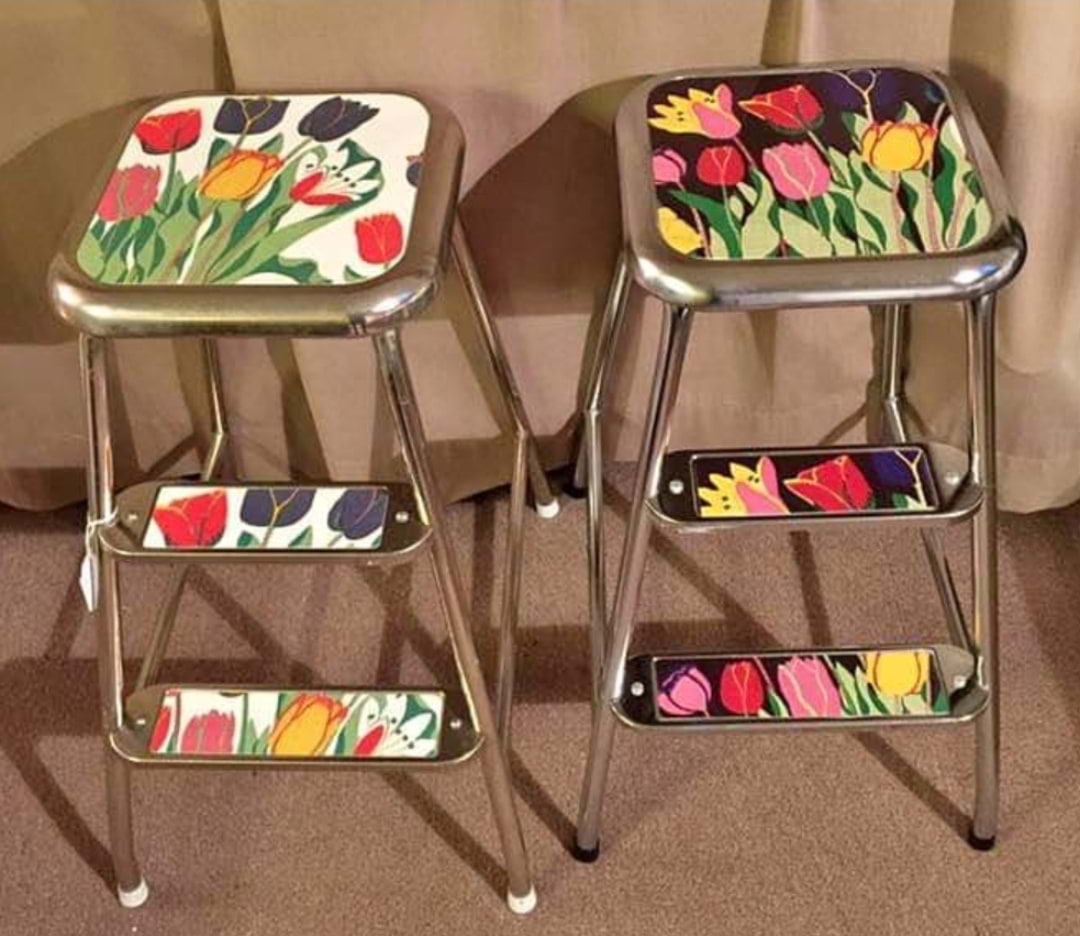 Objekt i butiken Lindqvist pallar Svenskt Tenn Josef Frank tulip! – Bild från Antikt & Design Stockholm av Peter E. (2024-08-25)