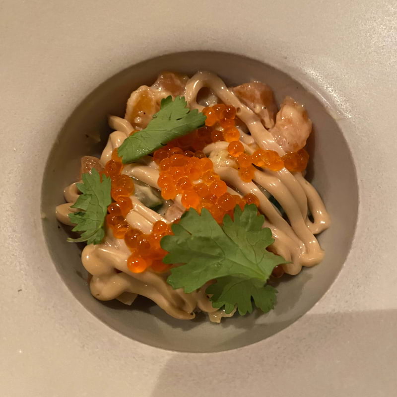 Laxtartar, wasabi, yuzu, korianderemulsion & puffat ris &ndash; Bild fr&aring;n Aristo Krog av Johan&nbsp;T. (2026-02-15)