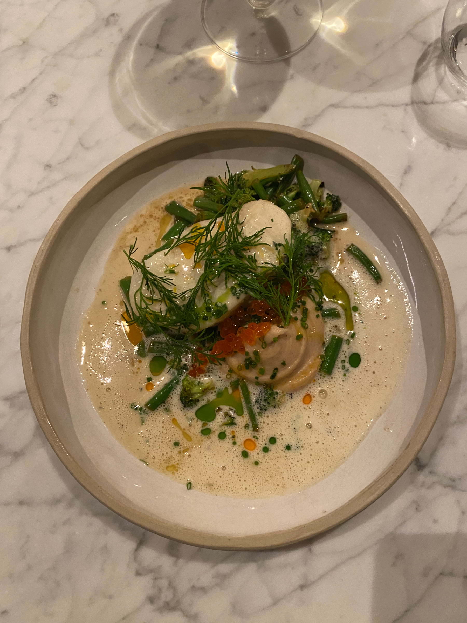 Bakad torskrygg, bl&aring;musselvelout&eacute;, forellrom, r&ouml;d jalape&ntilde;o & blomk&aring;lspur&eacute; &ndash; Bild fr&aring;n Aristo Krog av Johan&nbsp;T. (2026-02-15)