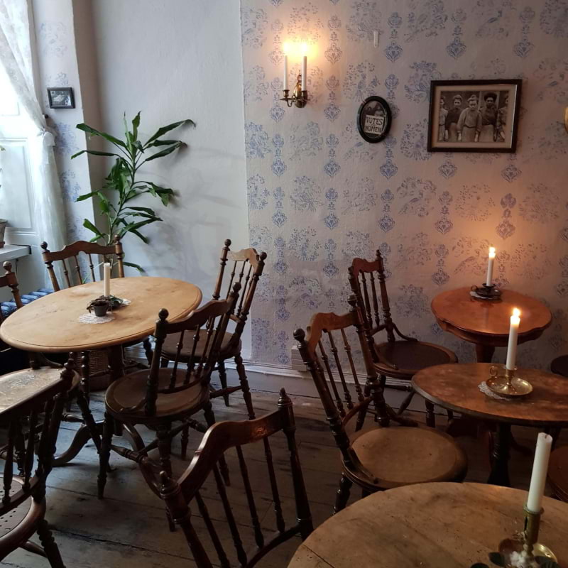 Jätte mysigt Café i 1800-tals anda där man kan koppla av en stund utan stadens brus! Hembakat & eko – Bild från Augustas folksalong av Miranda M. (2023-12-27)