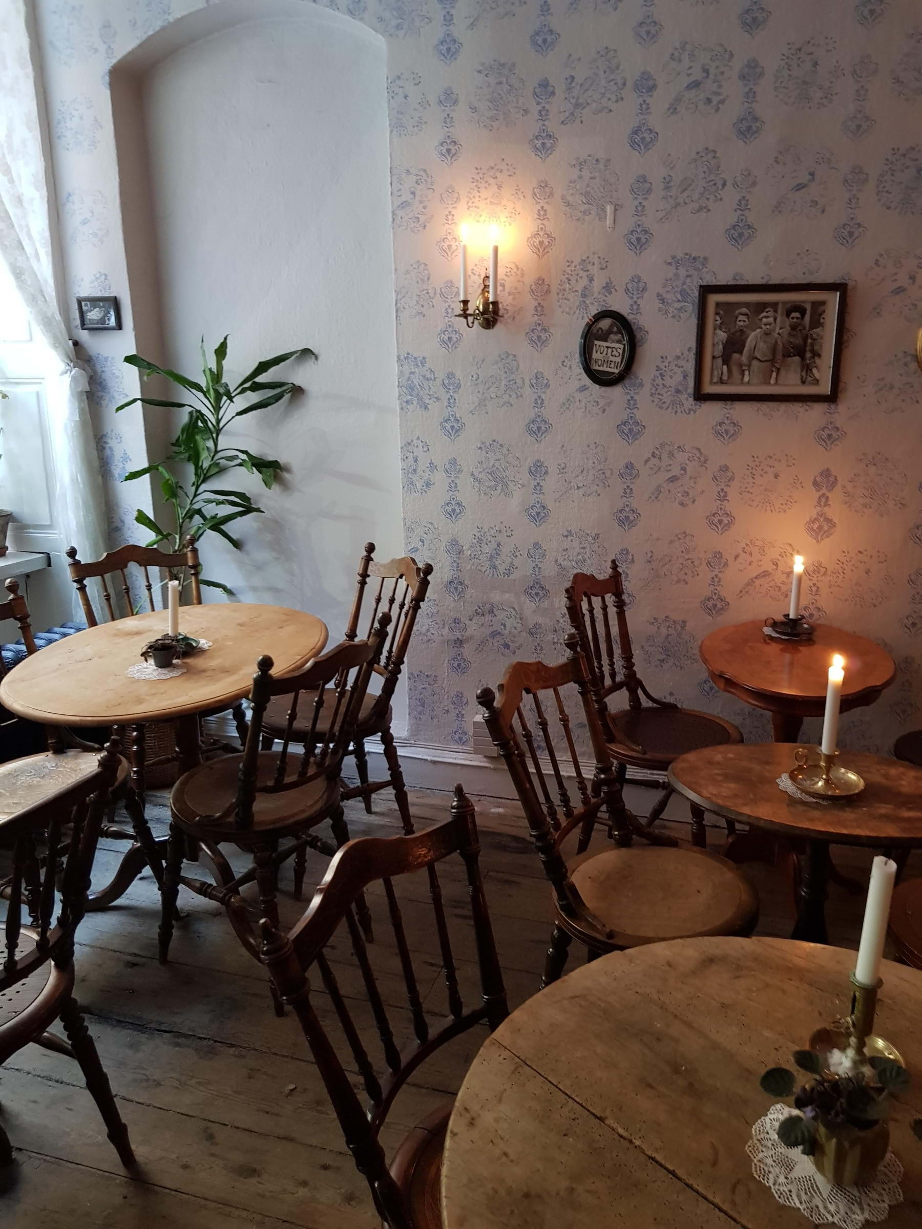 Jätte mysigt Café i 1800-tals anda där man kan koppla av en stund utan stadens brus! Hembakat & eko – Bild från Augustas folksalong av Miranda M. (2023-12-27)