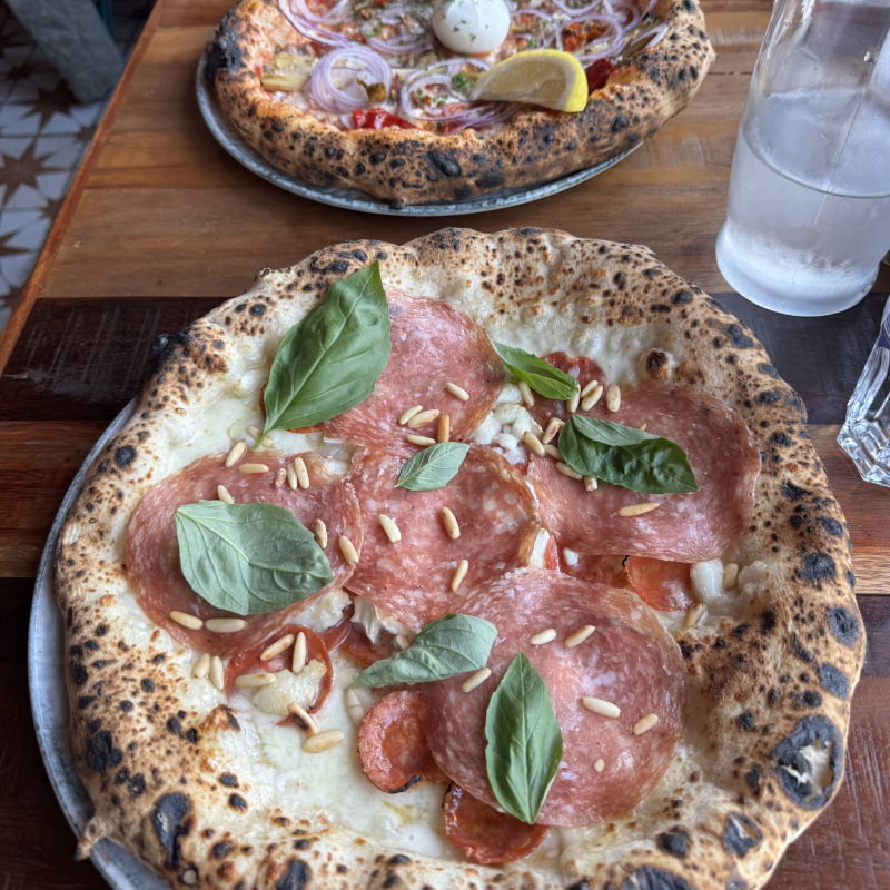 Salsiccia hot & månaden vita pizza – Bild från Bara Vedugnspizza av Julia H. (2025-05-04)