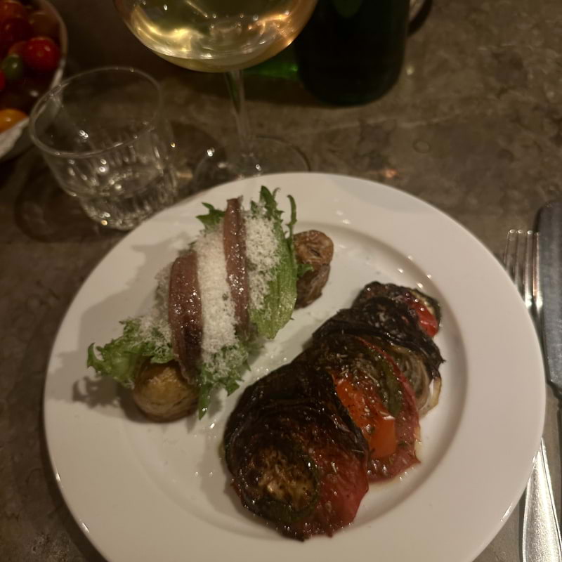 Ratatouille, potatis, sallat, sardell & parmesan – Bild från Bistro Zissou av Fredrik J. (2024-10-12)