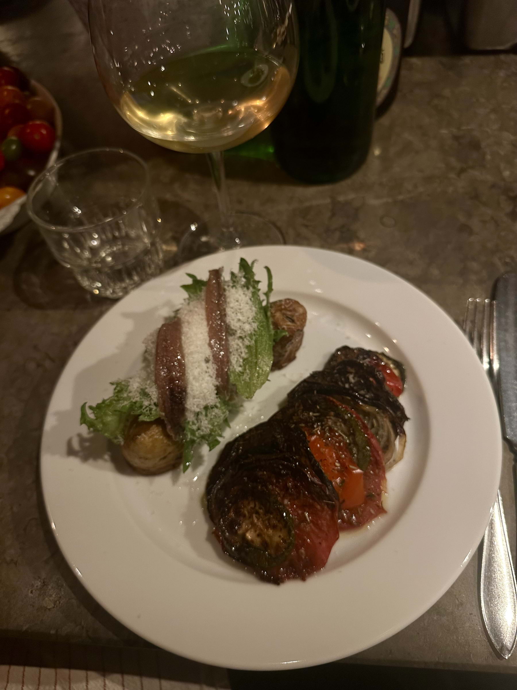 Ratatouille, potatis, sallat, sardell & parmesan – Photo from Bistro Zissou by Fredrik J. (12/10/2024)