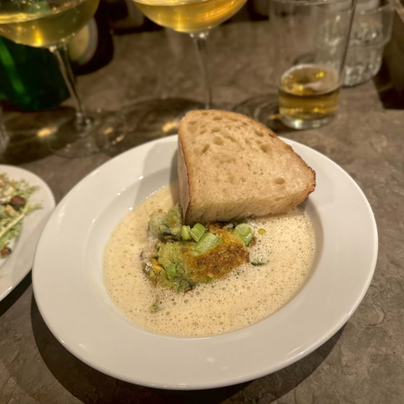 Vitlöksgratinerade musslor, vitt vin, grädde & bröd – Photo from Bistro Zissou by Fredrik J. (12/10/2024)