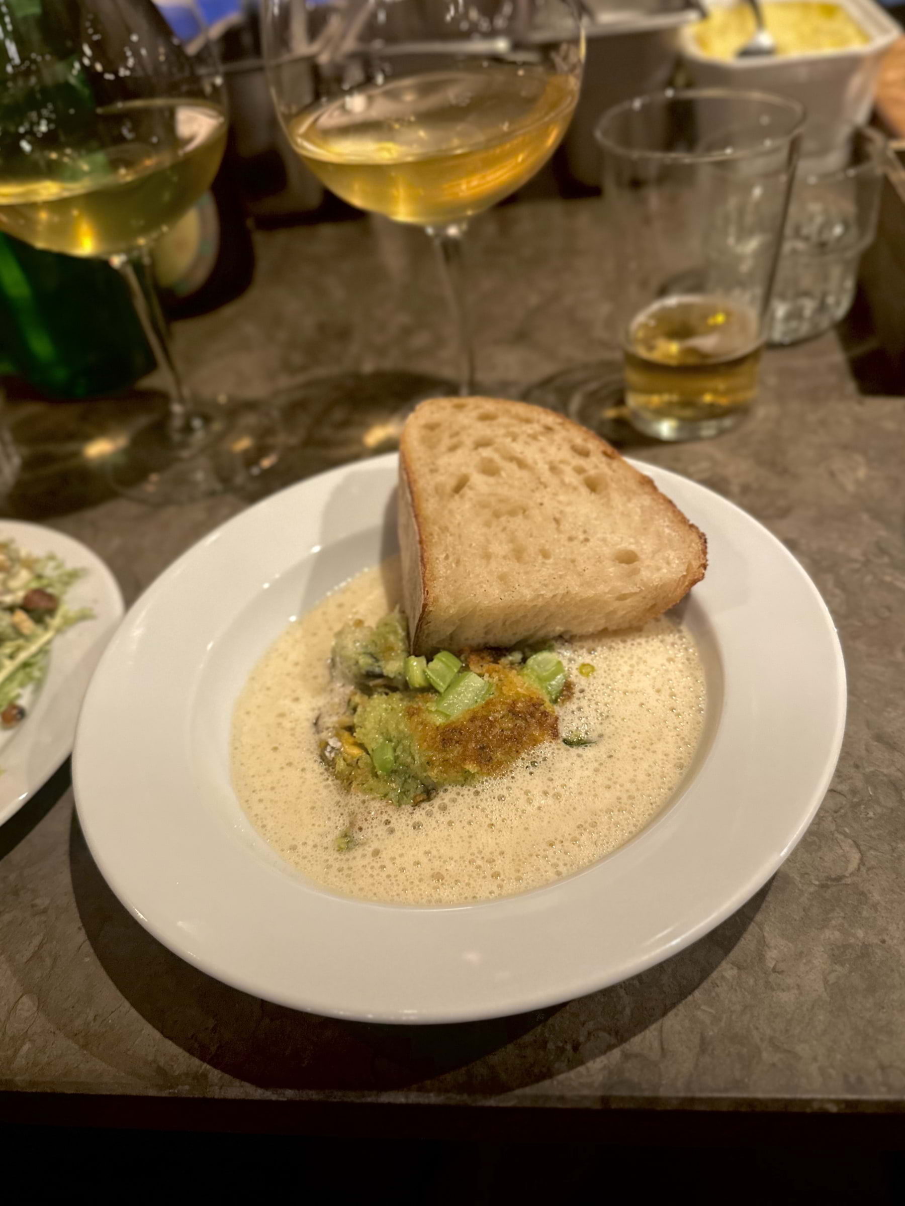 Vitlöksgratinerade musslor, vitt vin, grädde & bröd – Photo from Bistro Zissou by Fredrik J. (12/10/2024)