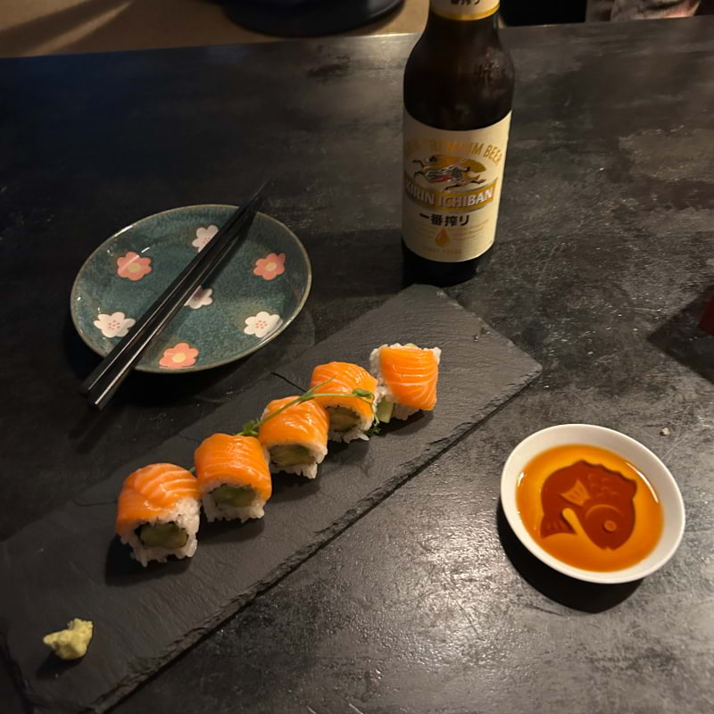 Salmon roll sushi på Blue Light Yokohama – Bild från Blue Light Yokohama av David L. (2023-10-20)