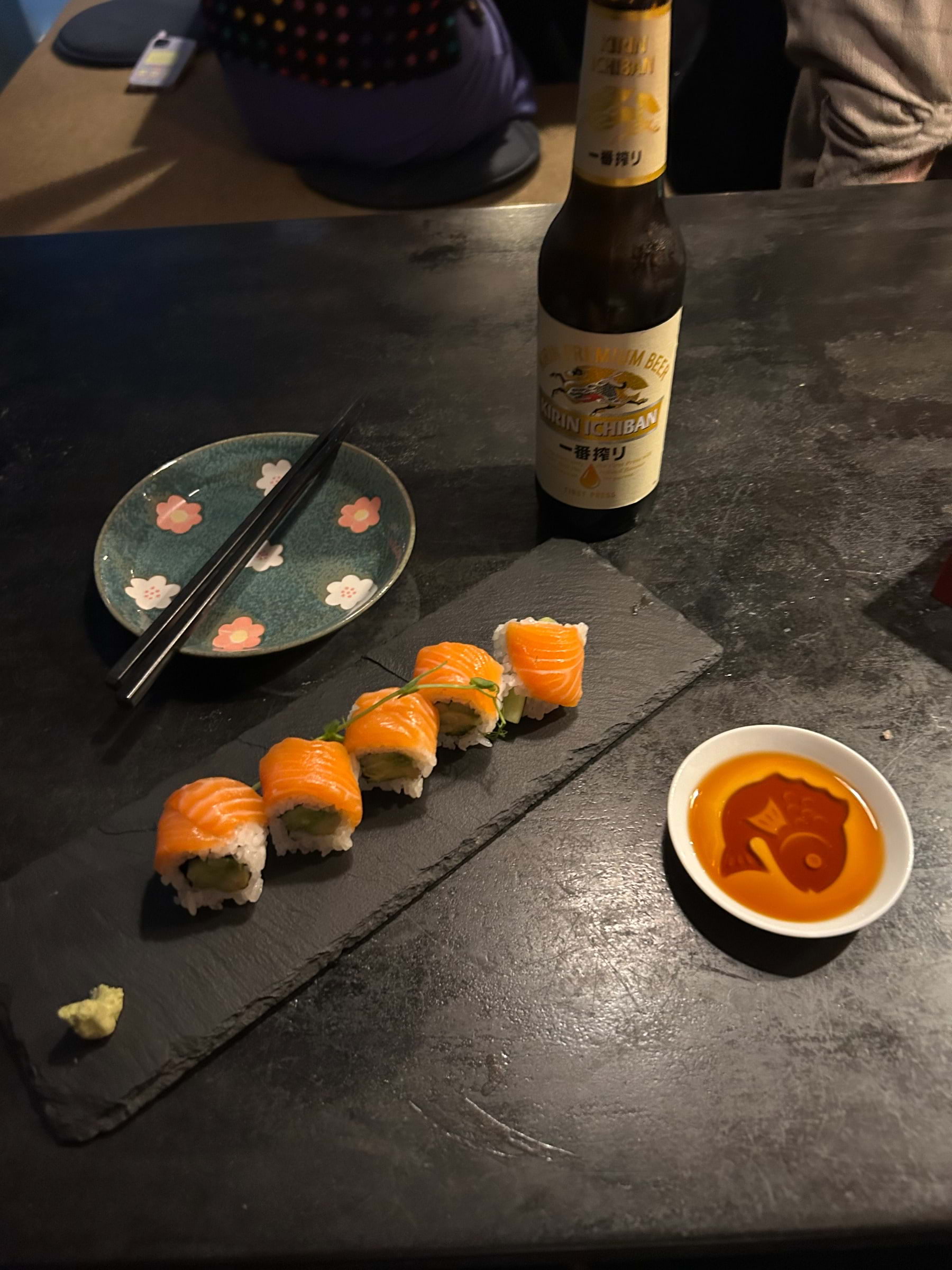 Salmon roll sushi på Blue Light Yokohama – Photo from Blue Light Yokohama by David L. (20/10/2023)