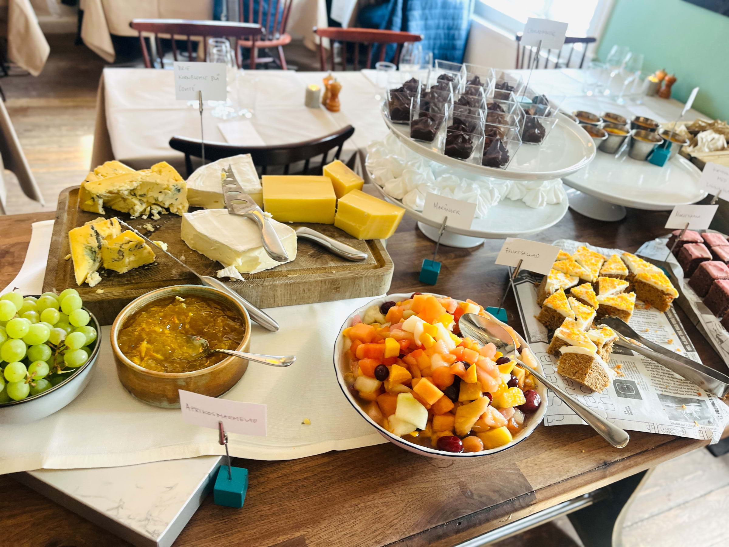 Desserborder med många godsaker – Bild från Bockholmen Hav & Restaurang av Lina S. (2025-03-31)
