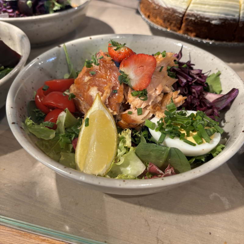 Rökt lax sallad – Bild från Café Vólta Hagastaden av Madiha S. (2025-05-07)
