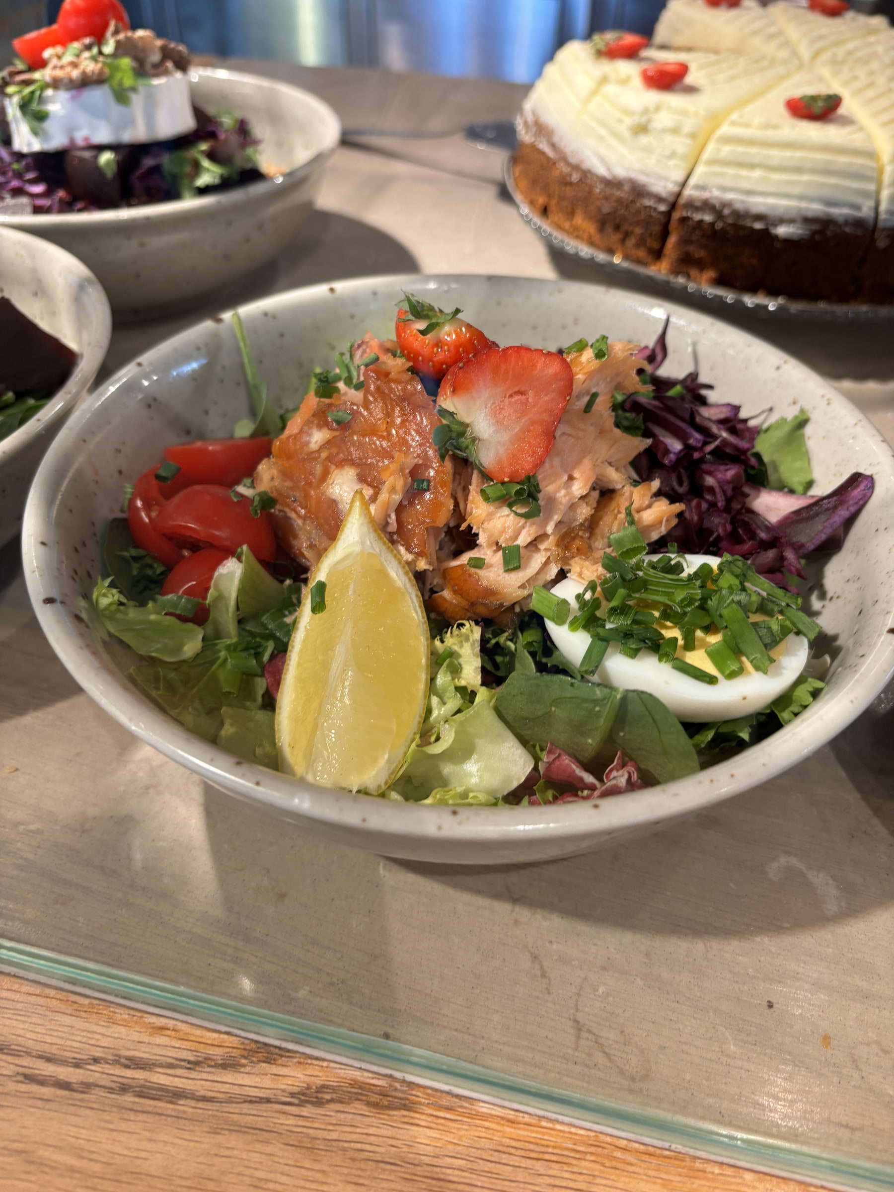 Rökt lax sallad – Bild från Café Vólta Hagastaden av Madiha S. (2025-05-07)