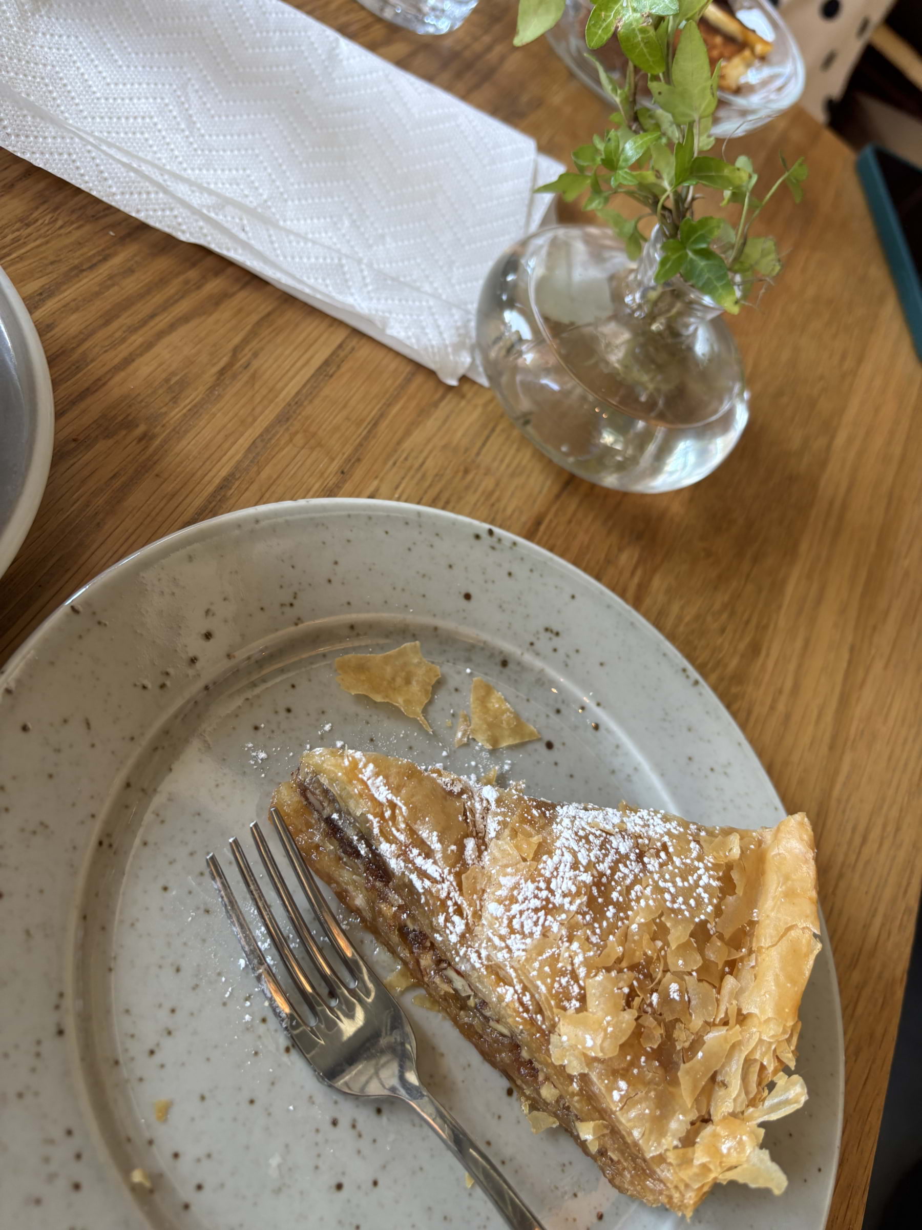 Bakhlawa – Bild från Café Vólta Hagastaden av Madiha S. (2025-05-07)