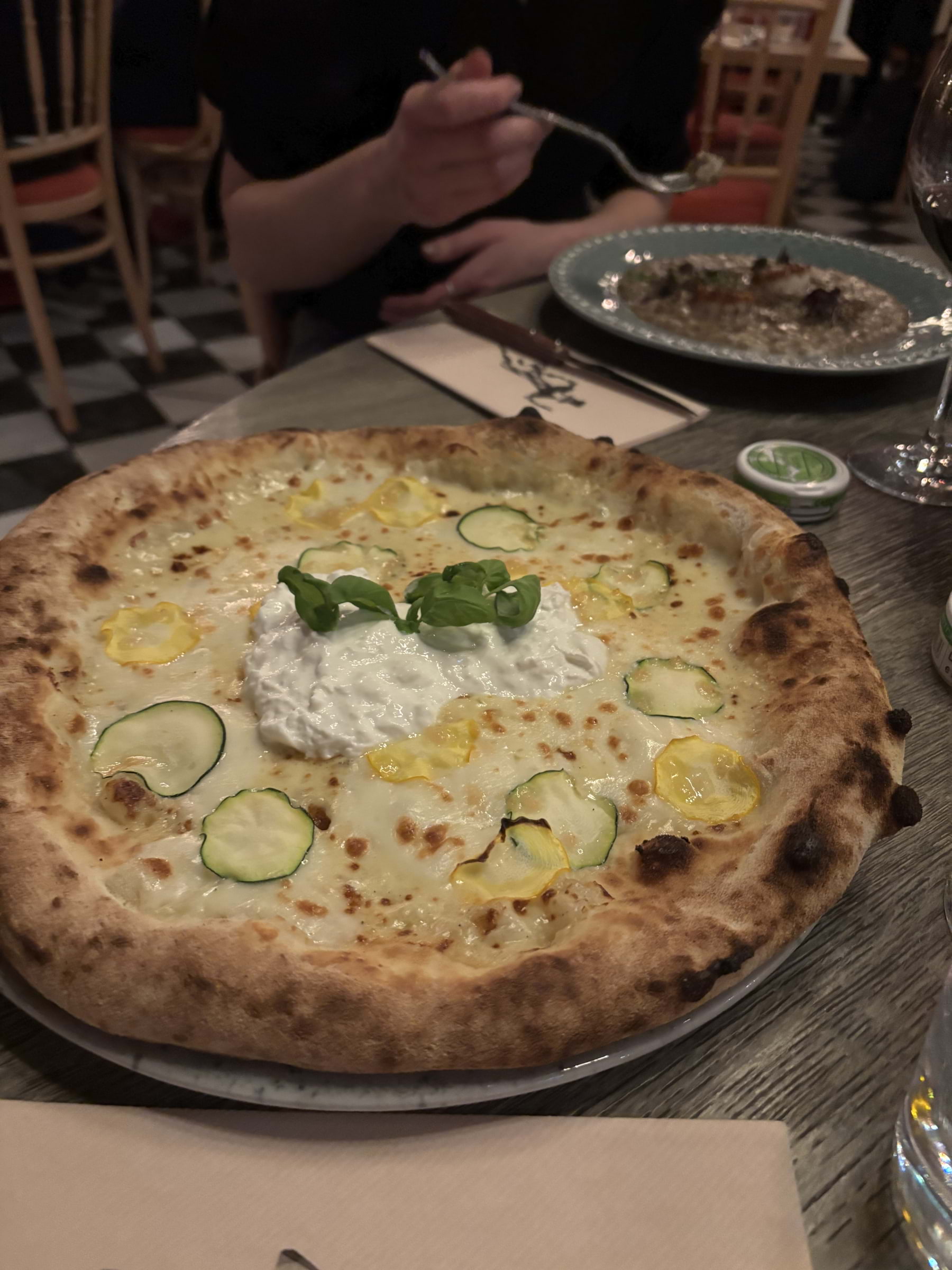 Pizza med burrata och zucchini – Bild från Capricci av Caroline L. (2024-11-25)