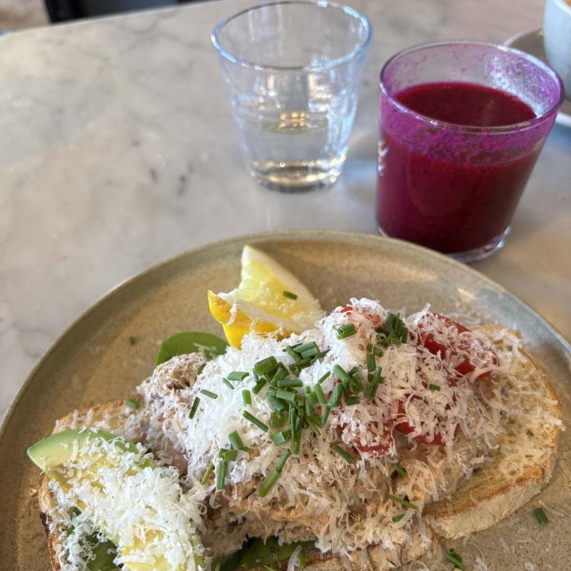 Tuna sandwich med dragon fruit smoothie &ndash; Bild fr&aring;n Caf&eacute; V&oacute;lta Regeringsgatan av Madiha&nbsp;S. (2026-05-06)