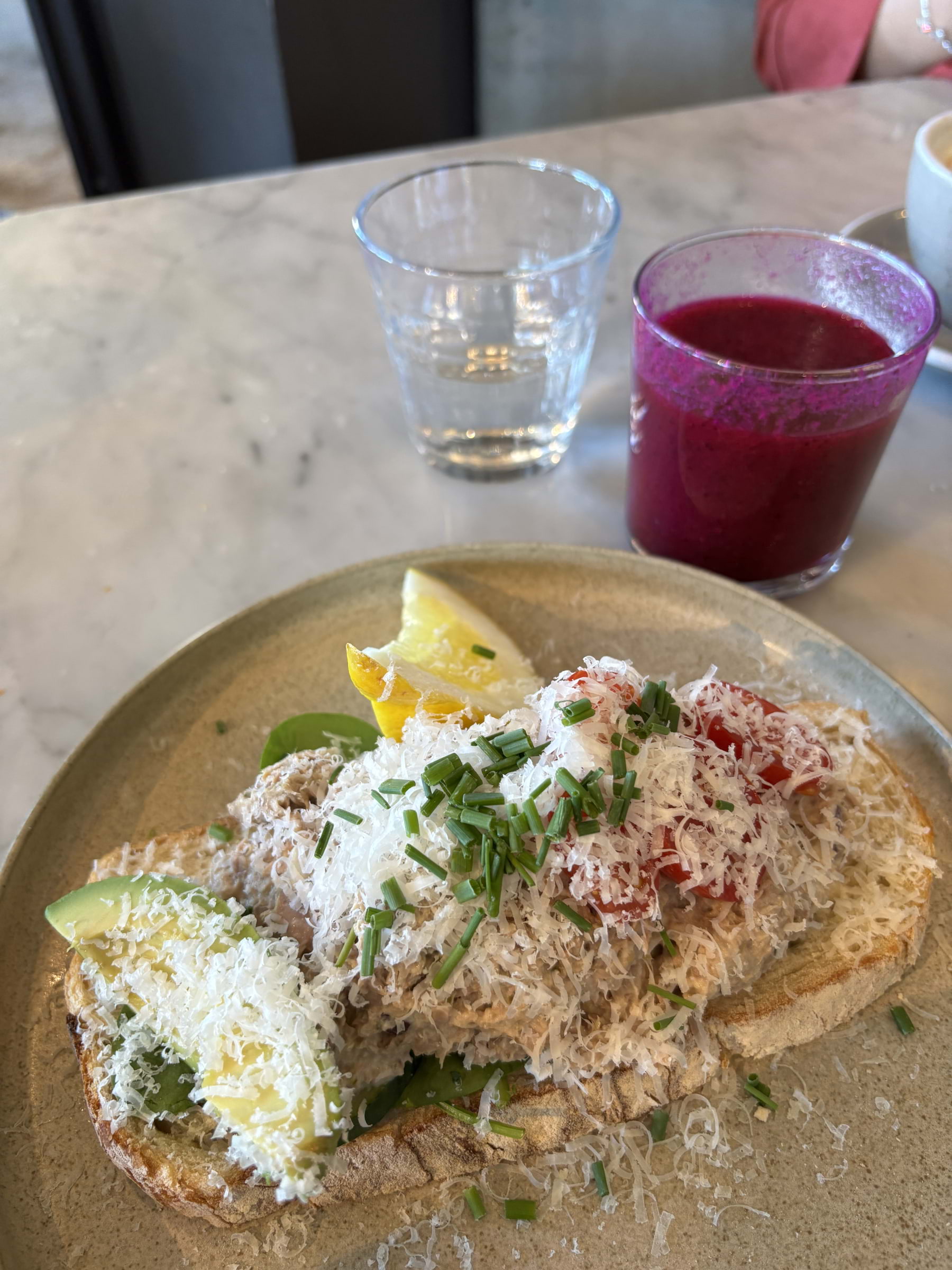 Tuna sandwich med dragon fruit smoothie – Bild från Café Vólta Regeringsgatan av Madiha S. (2026-05-06)