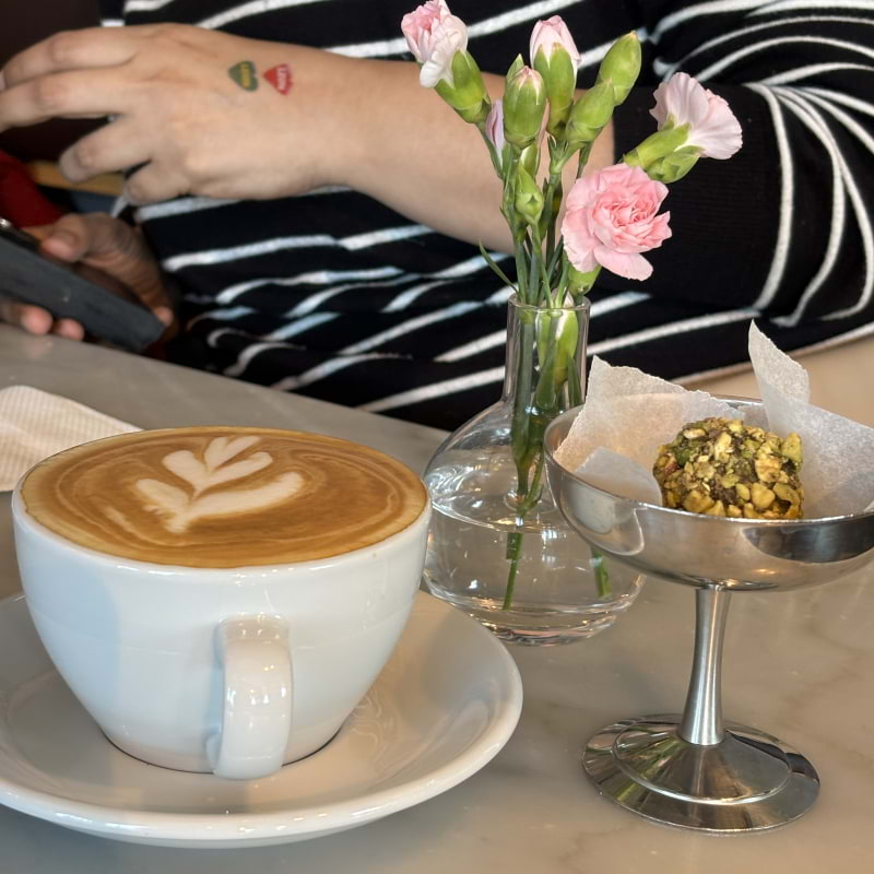 Cappuccino med pistasch boll &ndash; Bild fr&aring;n Caf&eacute; V&oacute;lta Regeringsgatan av Madiha&nbsp;S. (2026-05-06)