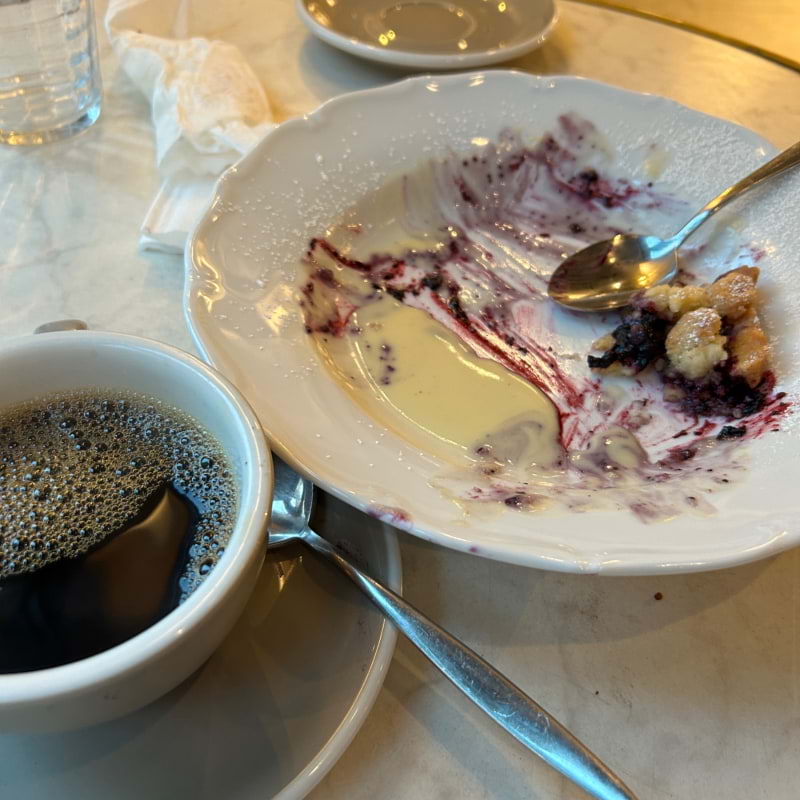 Brygg kaffe med maffig blåbärspaj – Bild från Café Vólta av Madiha S. (2024-01-20)