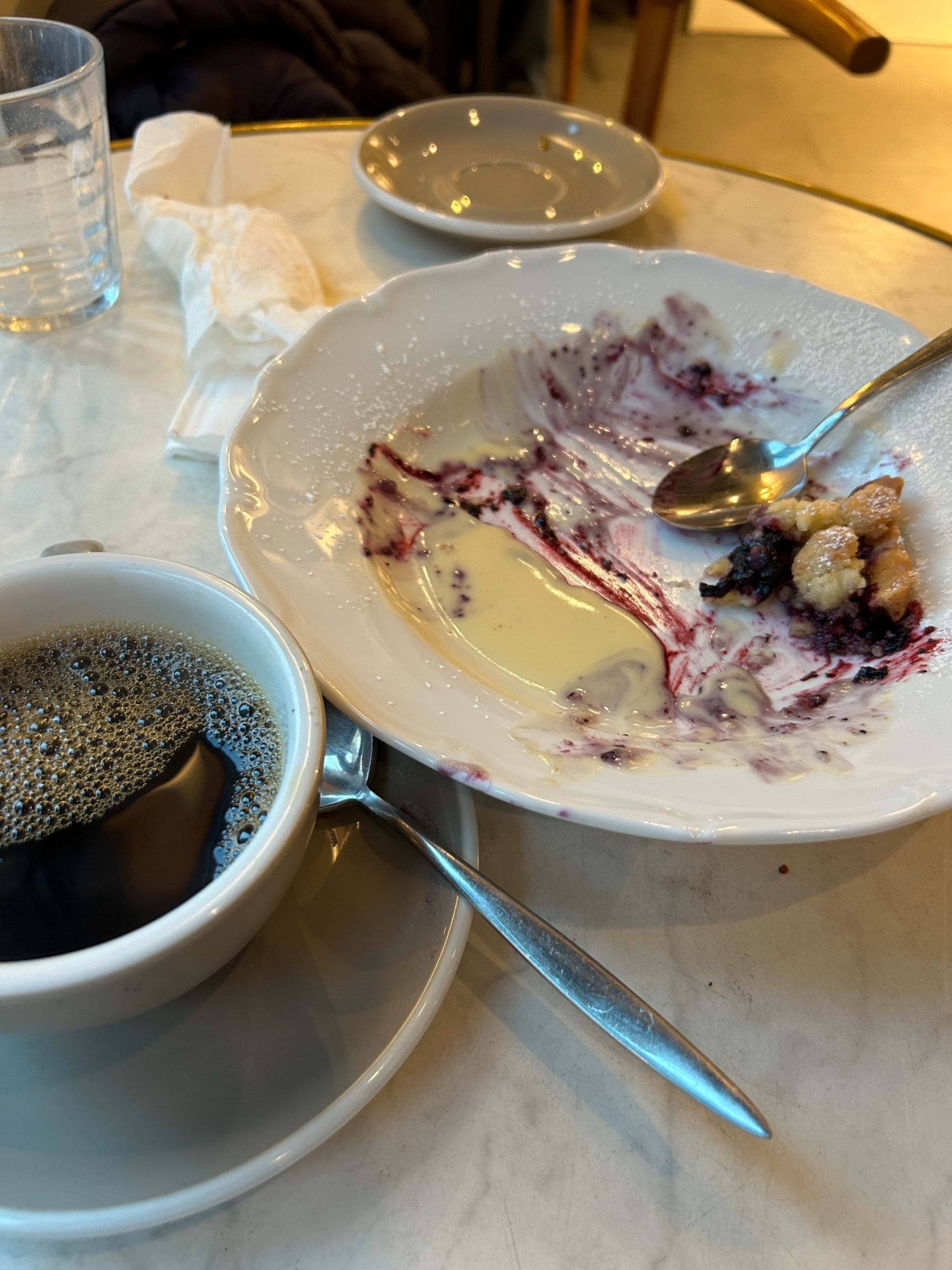 Brygg kaffe med maffig blåbärspaj – Bild från Café Vólta av Madiha S. (2024-01-20)