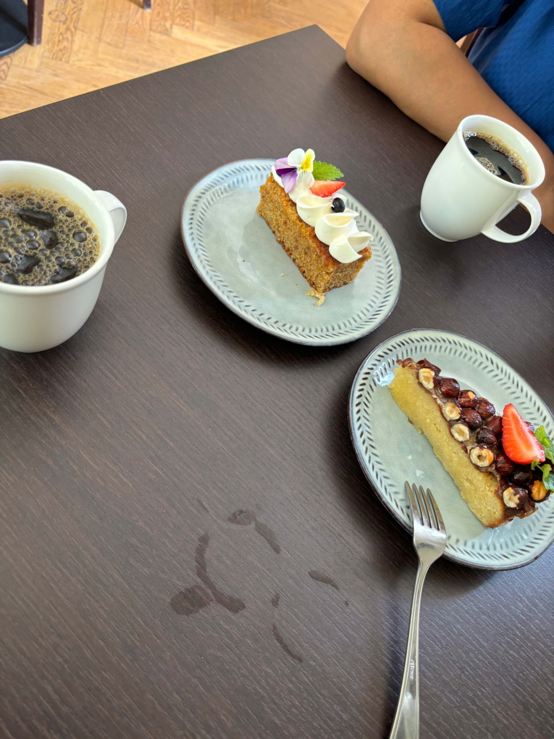 Morots kaka och hasselnöt kaka – Bild från Café Villa Ed av Madiha S. (2024-06-01)