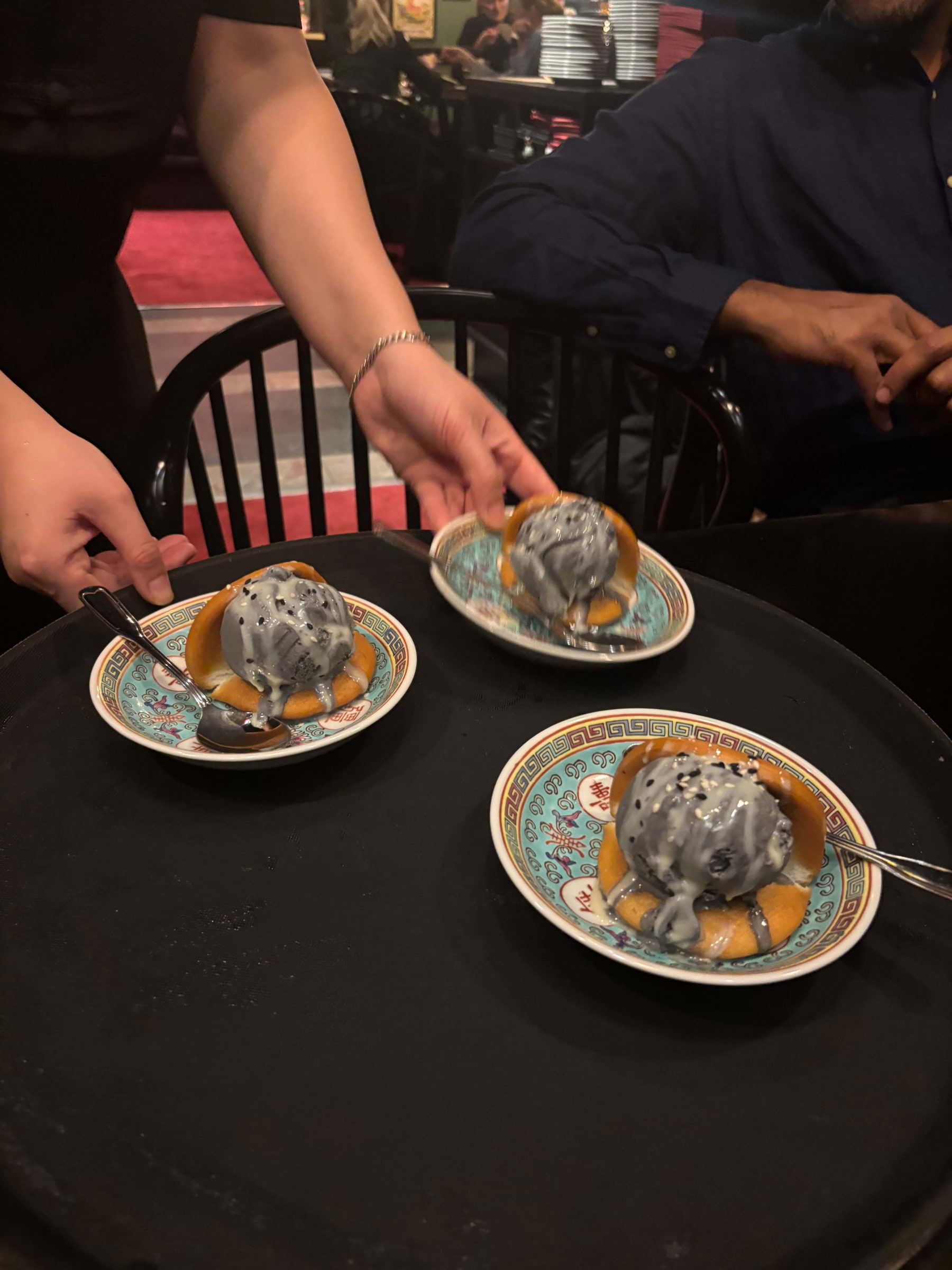 Dessert: friterad bao med sesamglass – Bild från Canto Papa av Lisa M. (2025-12-20)