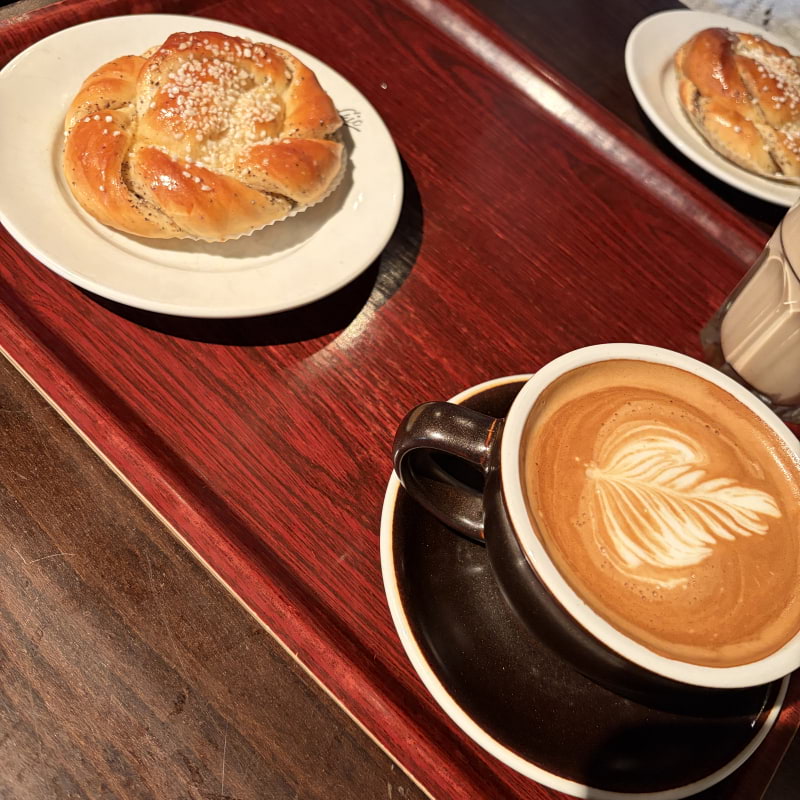 Sm&ouml;rbulle och cappucino &ndash; Bild fr&aring;n Chic Konditori av Martina&nbsp;D. (2026-03-05)