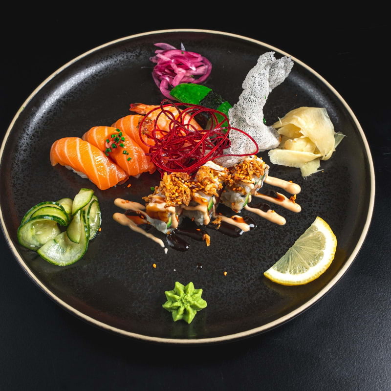 Mix Sushi - 9 bitar – Bild från Dino Sushi & Poké av Temuulen G. (2023-07-09)