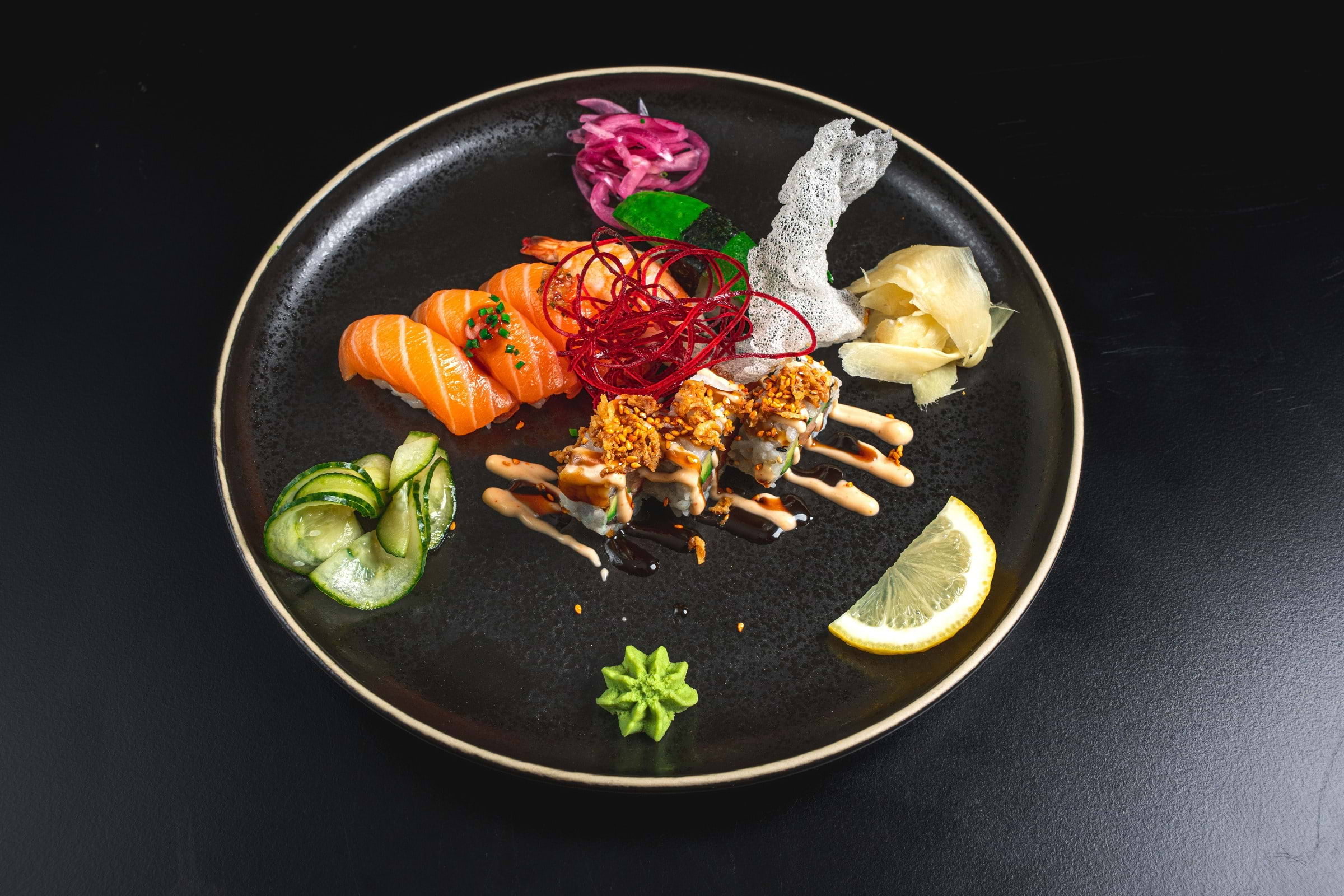 Mix Sushi - 9 bitar – Bild från Dino Sushi & Poké av Temuulen G. (2023-07-09)