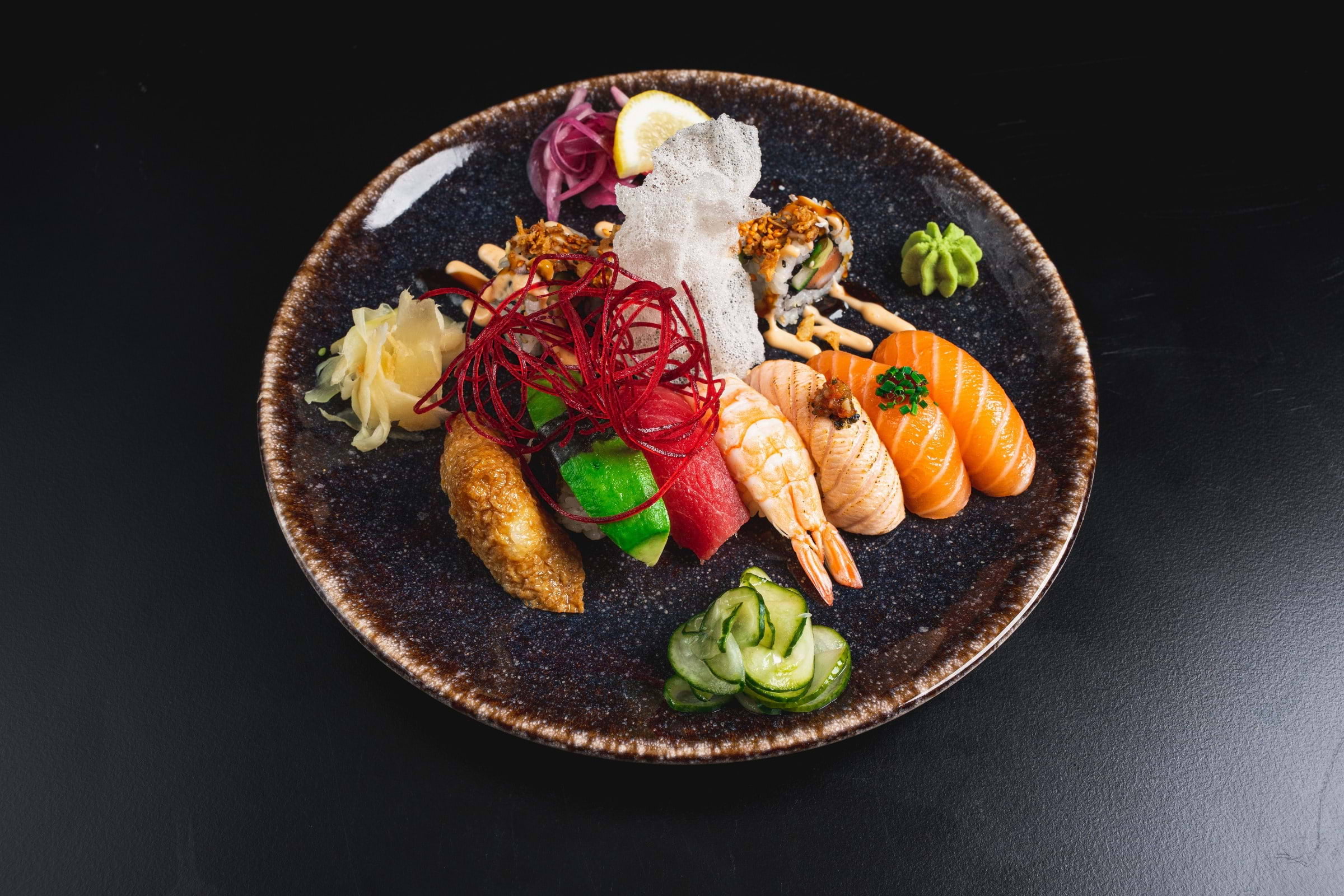 Mix Sushi - 12 bitar – Bild från Dino Sushi & Poké av Temuulen G. (2023-07-09)