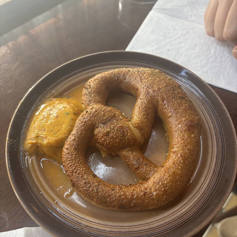 Pretzel med cafe de Paris-sm&ouml;r &ndash; Billede fra Einar &Ouml;l & Matbar af Mimmi&nbsp;G. (21.08.2026)
